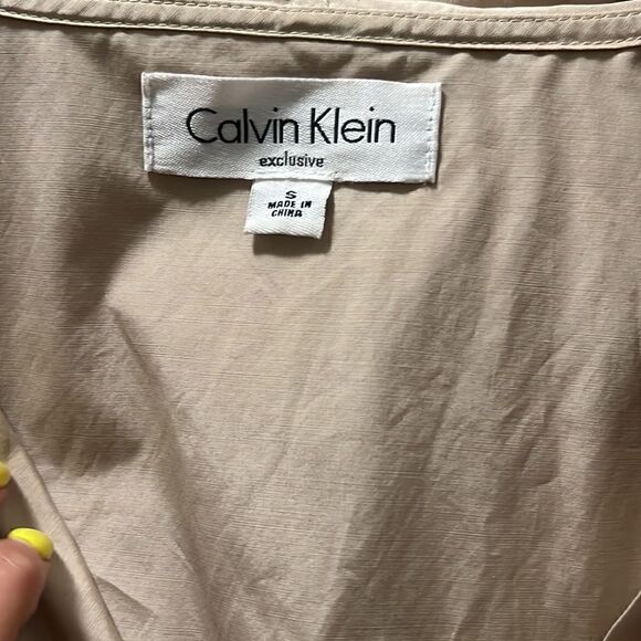 Calvin Klein Exclusive Hooded Rain Jacket - Short Sleeve - NWOT - Size Small - Picture 2 of 4